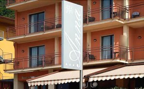 A multi-story hotel with balconies and a sign indicating it is a spa hotel. - Hotel Anna (Malcesine)