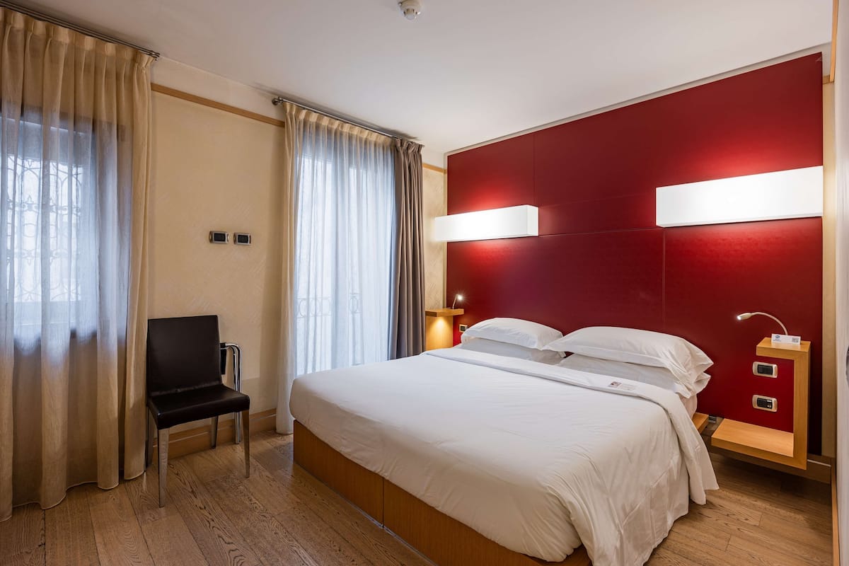 Standaard kamer, 1 kingsize bed | Een minibar, een kluis op de kamer, een bureau, geluiddichte muren