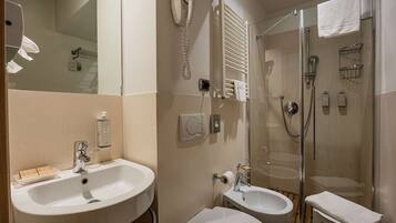 Standardzimmer, 1 Einzelbett (Bed is French Bed) | Badezimmer | Kostenlose Toilettenartikel, Haartrockner, Bidet, Handtücher