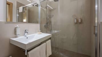 Habitación superior, 1 cama de matrimonio grande (with Sofabed) | Baño | Artículos de higiene personal gratuitos, secador de pelo, bidé y toallas