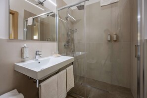 Superior kamer, 1 kingsize bed (with Sofabed) | Badkamer | Gratis toiletartikelen, een haardroger, een bidet, handdoeken
