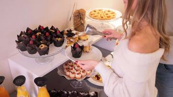 TĂ€gliches FrĂŒhstĂŒcksbuffet (12 EUR pro Person)