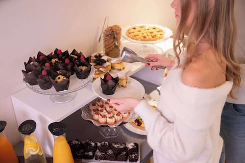 Tägliches Frühstücksbuffet gegen Gebühr