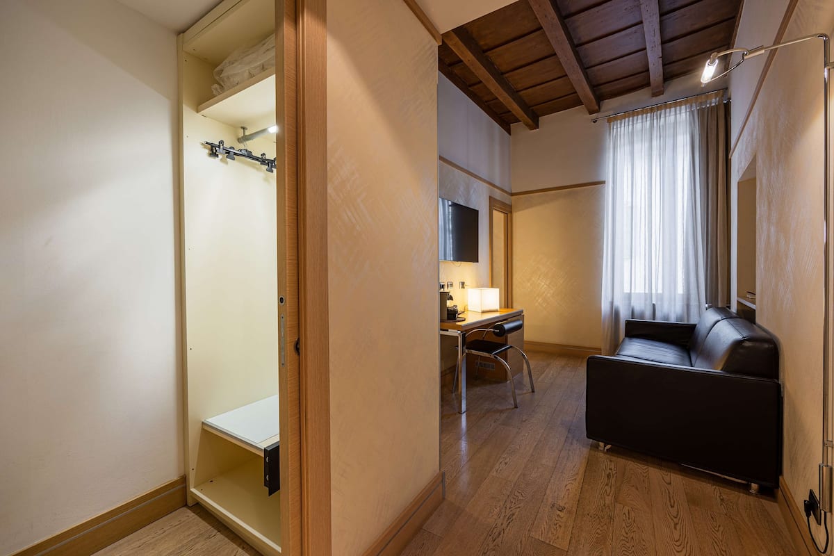 junior suite, 1 king bed (living room) | 1 bedroom, minibar, in-room safe, desk