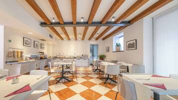 Tägliches Frühstücksbuffet (12 EUR pro Person)