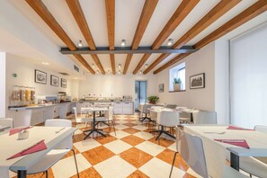 Tägliches Frühstücksbuffet (12 EUR pro Person)