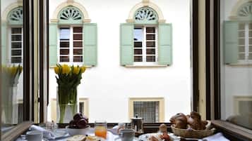 Minibar, una cassaforte in camera, una scrivania, insonorizzazione