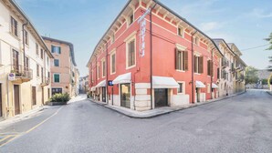 Un edificio rojo con un cartel que dice 'Hotel'.