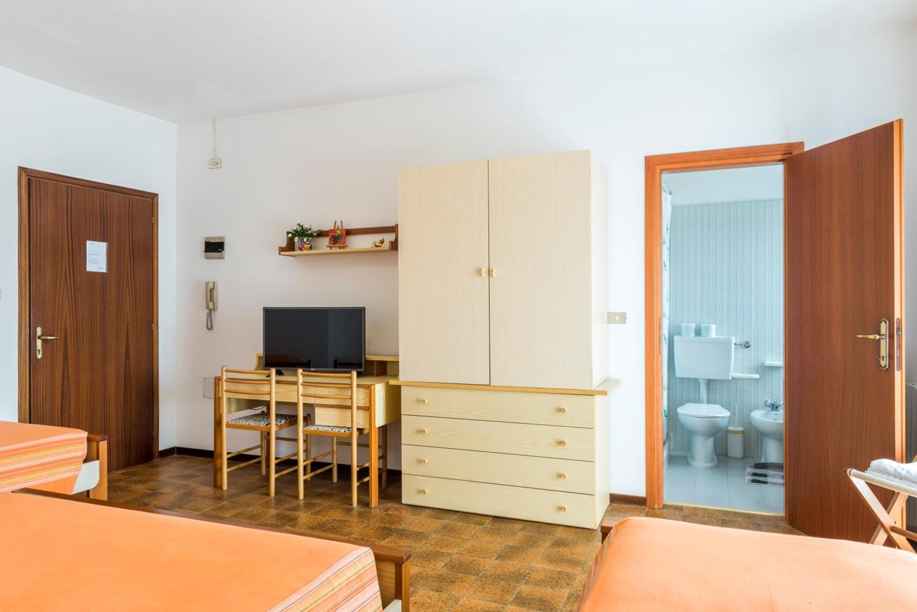 desk, cots/infant beds