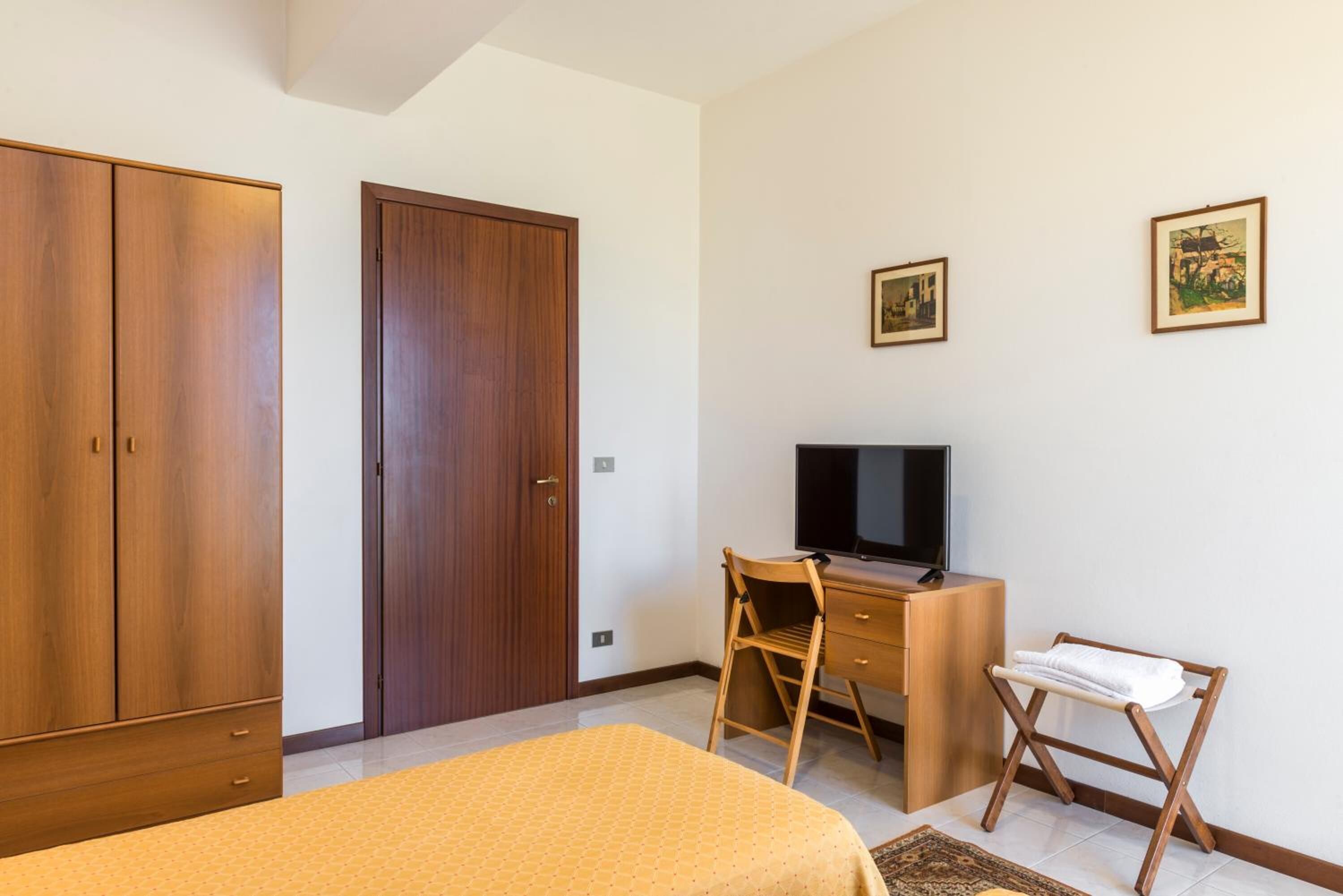 desk, cots/infant beds