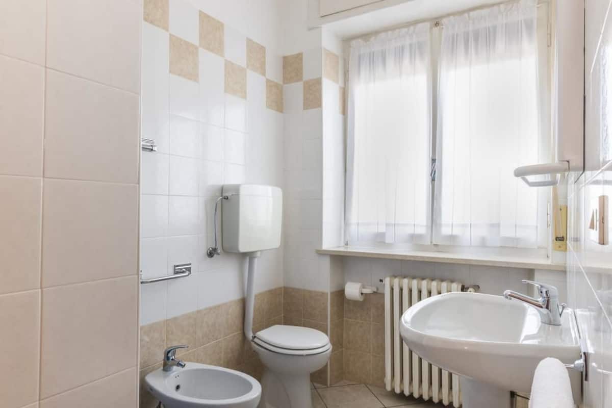 triple room | bathroom | shower, bidet, towels