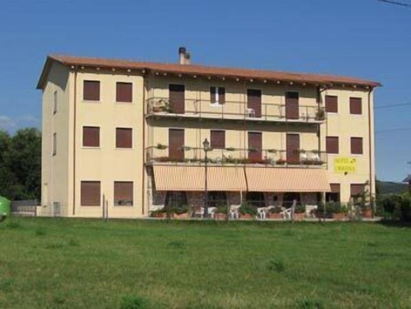 Un immeuble à plusieurs étages, doté d’un toit plat et de balcons.
