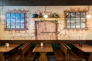 Se sirven desayunos y cocina italiana (con mesas al aire libre) 