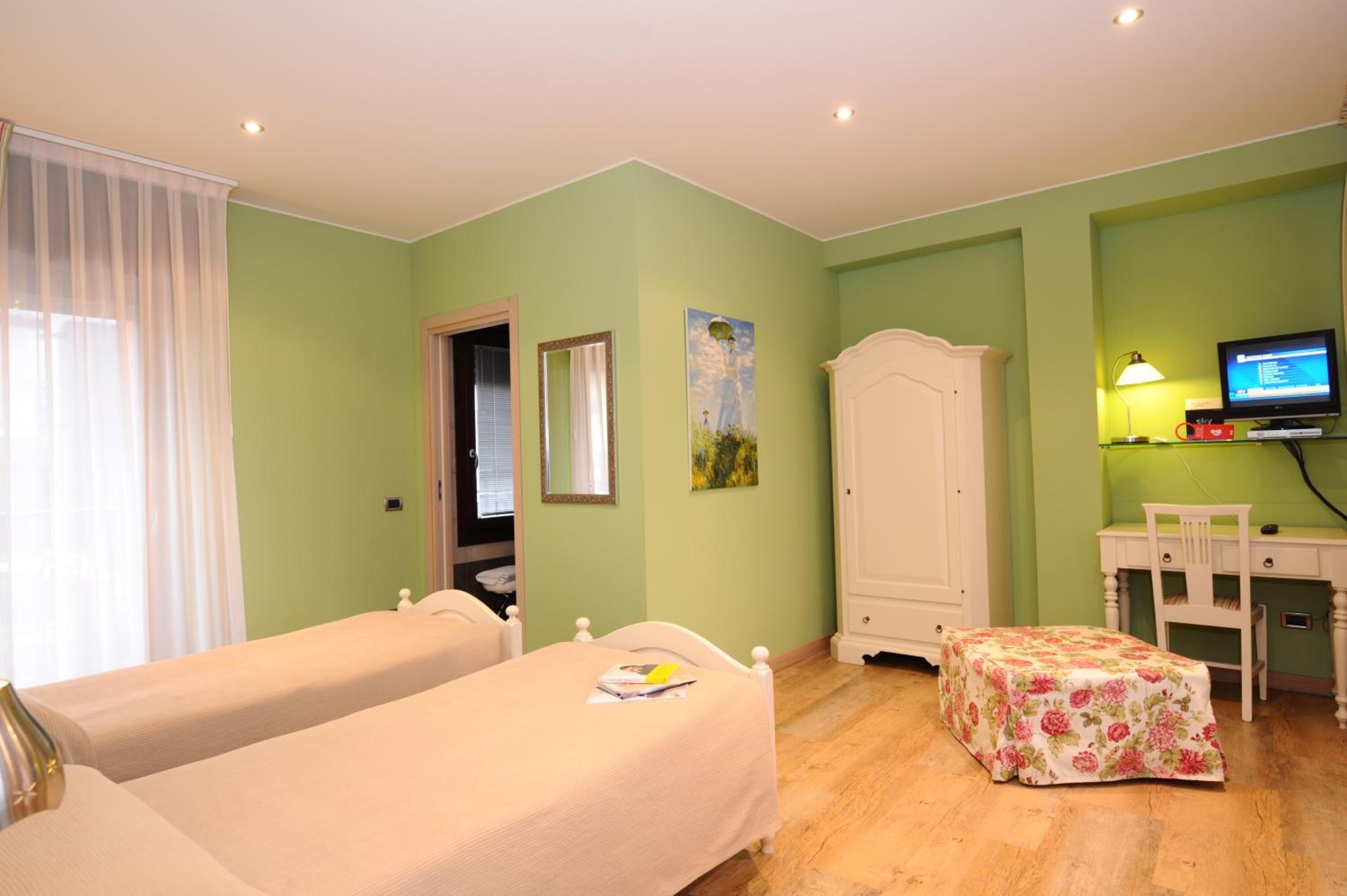 memory-foam beds, in-room safe, desk, soundproofing