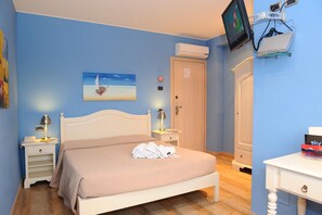 Memory foam-madrasser, värdeförvaringsskåp på rummet och skrivbord