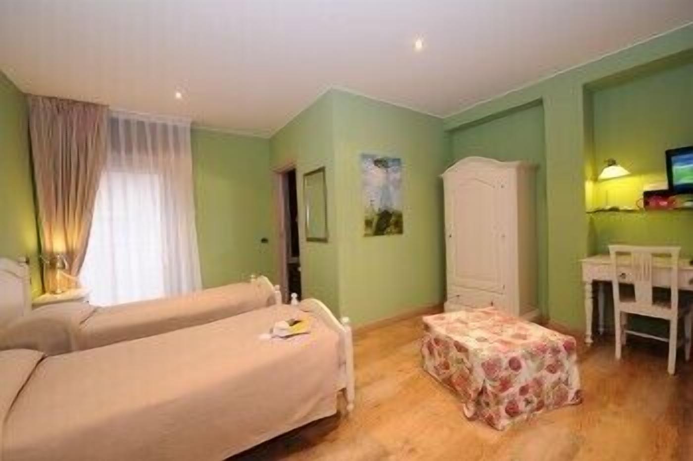 triple room | memory-foam beds, in-room safe, desk, soundproofing