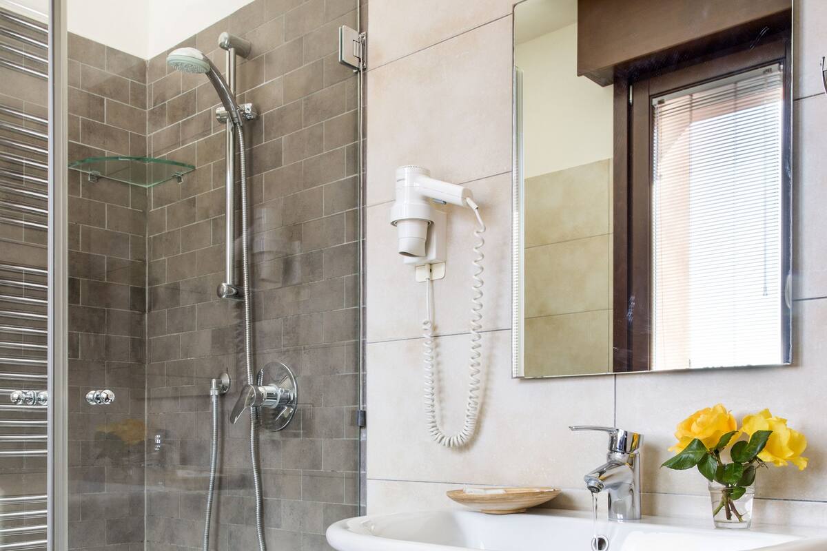 Buồng tắm vòi sen, đồ dùng nhà tắm miễn phí, máy sấy tóc 