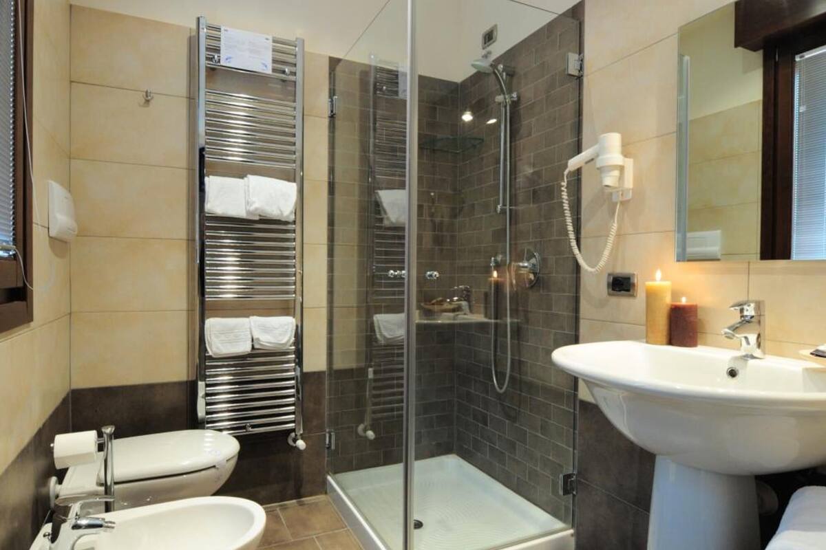 shower, free toiletries, hair dryer, bidet