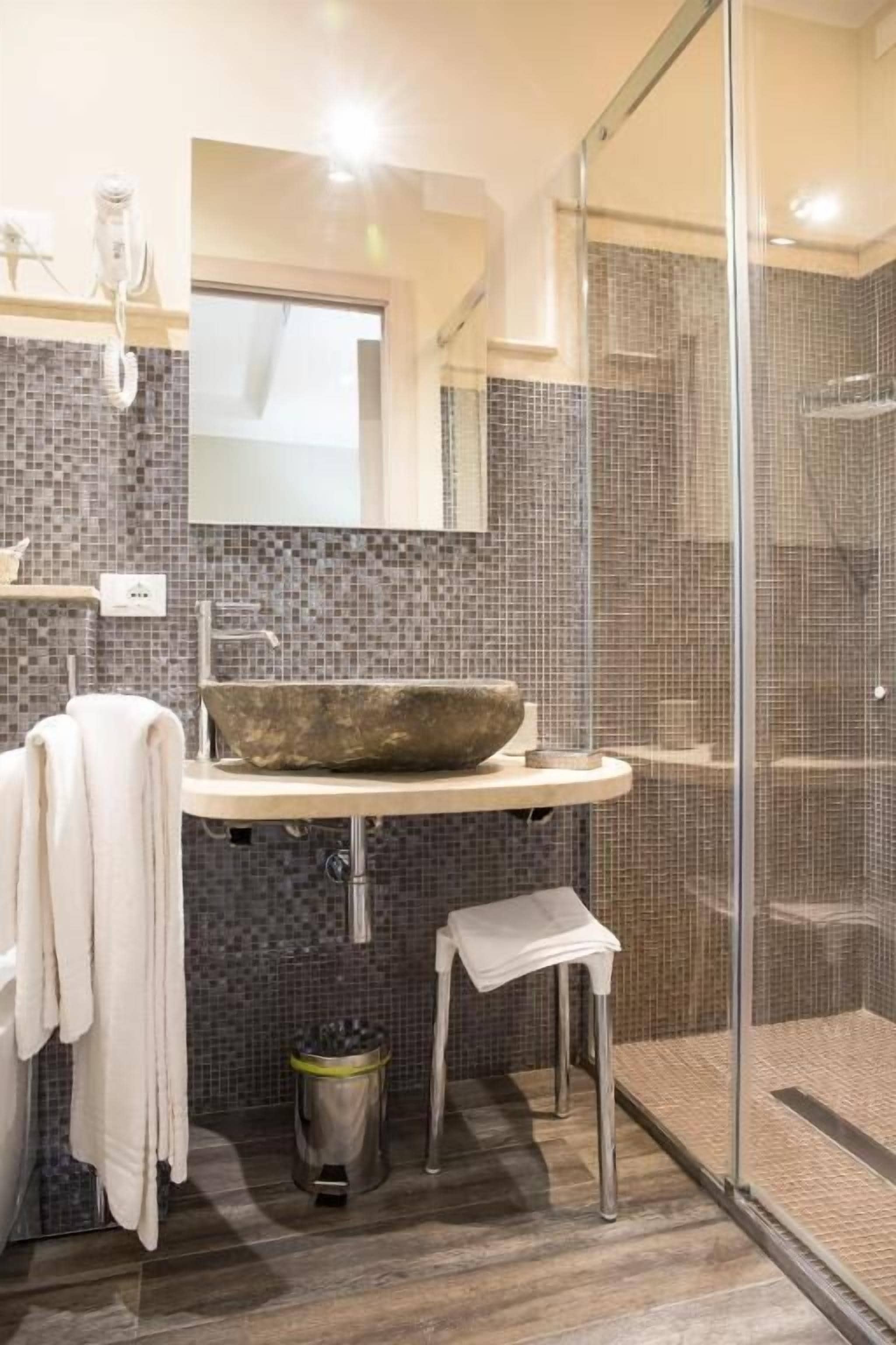 Chambre supérieure | Salle de bain | Douche, articles de toilette (gratuits), séchoir à cheveux, bidet