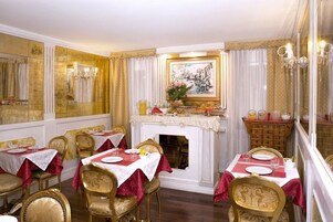 Café da manhã com buffet todos os dias (EUR 8.00 por pessoa) 