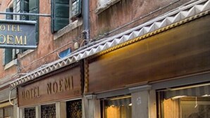 A building with a sign reading "HOTEL NOEMI". - Hotel Noemi (Venice)