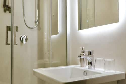Superior Double Room | Bathroom | Shower, hair dryer, towels