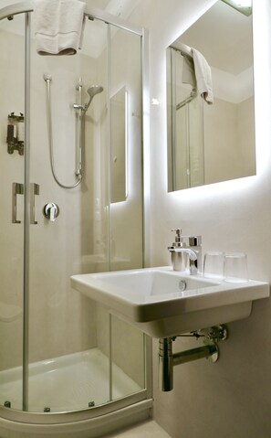 Superior Double Room | Bathroom | Shower, hair dryer, towels - Hotel Noemi (Venice)