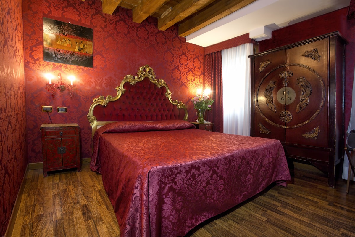Luxe beddengoed, donzen dekbedden, een kluis op de kamer, een bureau