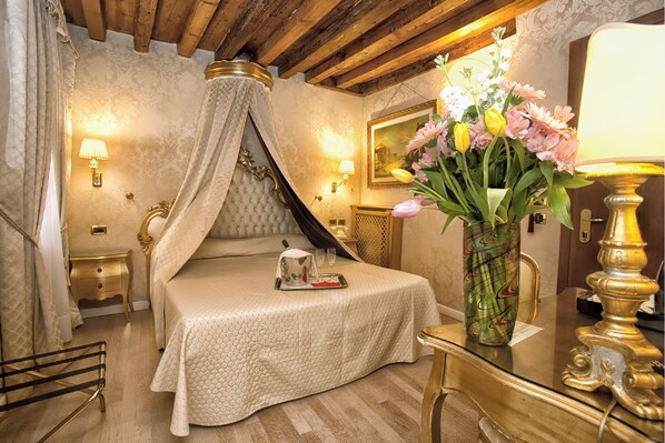 Superior Double Room | Premium bedding, down comforters, in-room safe, desk - Hotel Noemi (Venice)