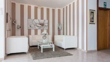 Coin salon dans le hall