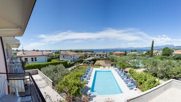 Piscina all'aperto, una piscina in terrazza