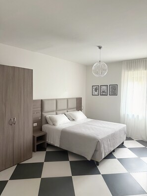 Zimmersafe, Schreibtisch, laptopgeeigneter Arbeitsplatz