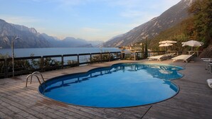 Outdoor pool, a rooftop pool, open 8:30 AM to 8:00 PM, sun loungers - Piccolo Hotel (Malcesine)