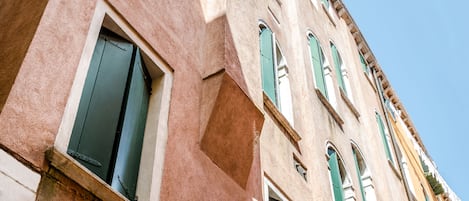 Economy-Doppelzimmer, Gemeinschaftsbad, Annex (800 meters from the hotel) | Terrasse/Patio