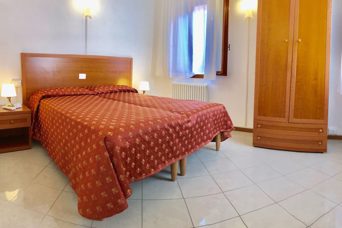 Chambre Double Ăconomique, salle de bains commune, dans les dĂ©pendances (800 meters from the hotel) | 2 chambres, literie hypoallergĂ©nique, surmatelas, Wi-Fi gratuit