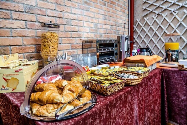Desayuno continental (EUR 15 por persona)