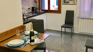 Suite Studio Junior, 1 chambre, cuisine, dans les dépendances | Coin séjour