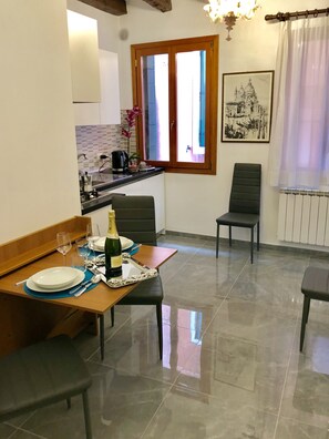 Junior Studio Suite, 1 Bedroom, Kitchen, Annex Building | Living area