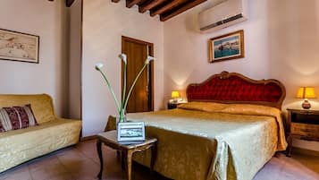 Literie hypoallergénique, surmatelas, Wi-Fi gratuit, draps fournis