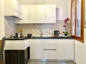 Suite estudio junior, 1 habitación, cocina, en edificio contiguo | Cocineta privada