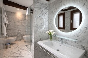 Shower, rainfall showerhead, hair dryer, bidet - Hotel Ariel Silva (Venice)