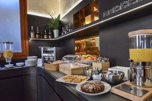 Café da manhã com buffet grátis todos os dias