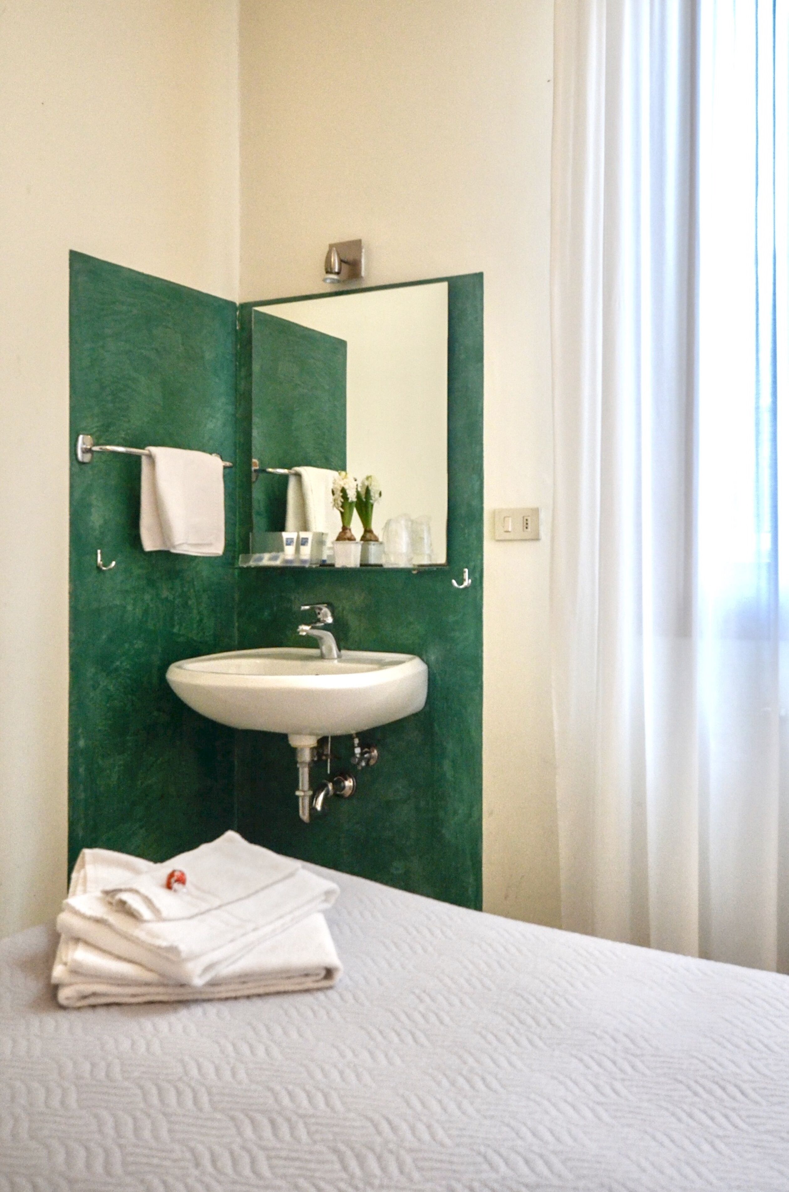 double room, shared bathroom | shared bathroom
