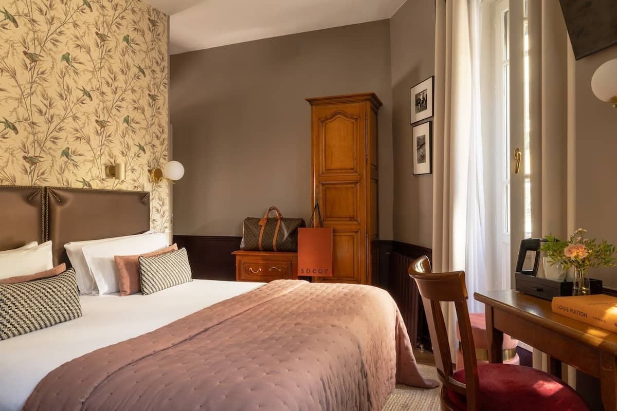 Superior tweepersoonskamer | Een kluis op de kamer, een bureau, verduisterende gordijnen