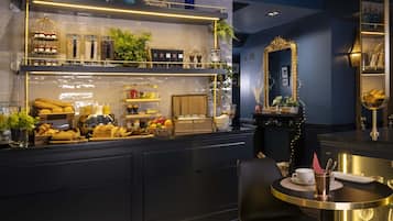 Café da manhã continental todos os dias (EUR 13 por pessoa)