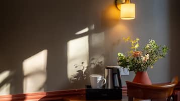 Classic-Zweibettzimmer | Zimmersafe, Schreibtisch, Verdunkelungsvorhänge, Bügeleisen/Bügelbrett