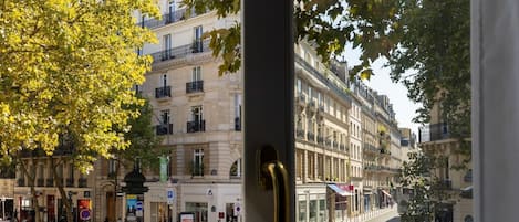 Habitación doble superior | Caja de seguridad en la habitación, escritorio y cortinas blackout