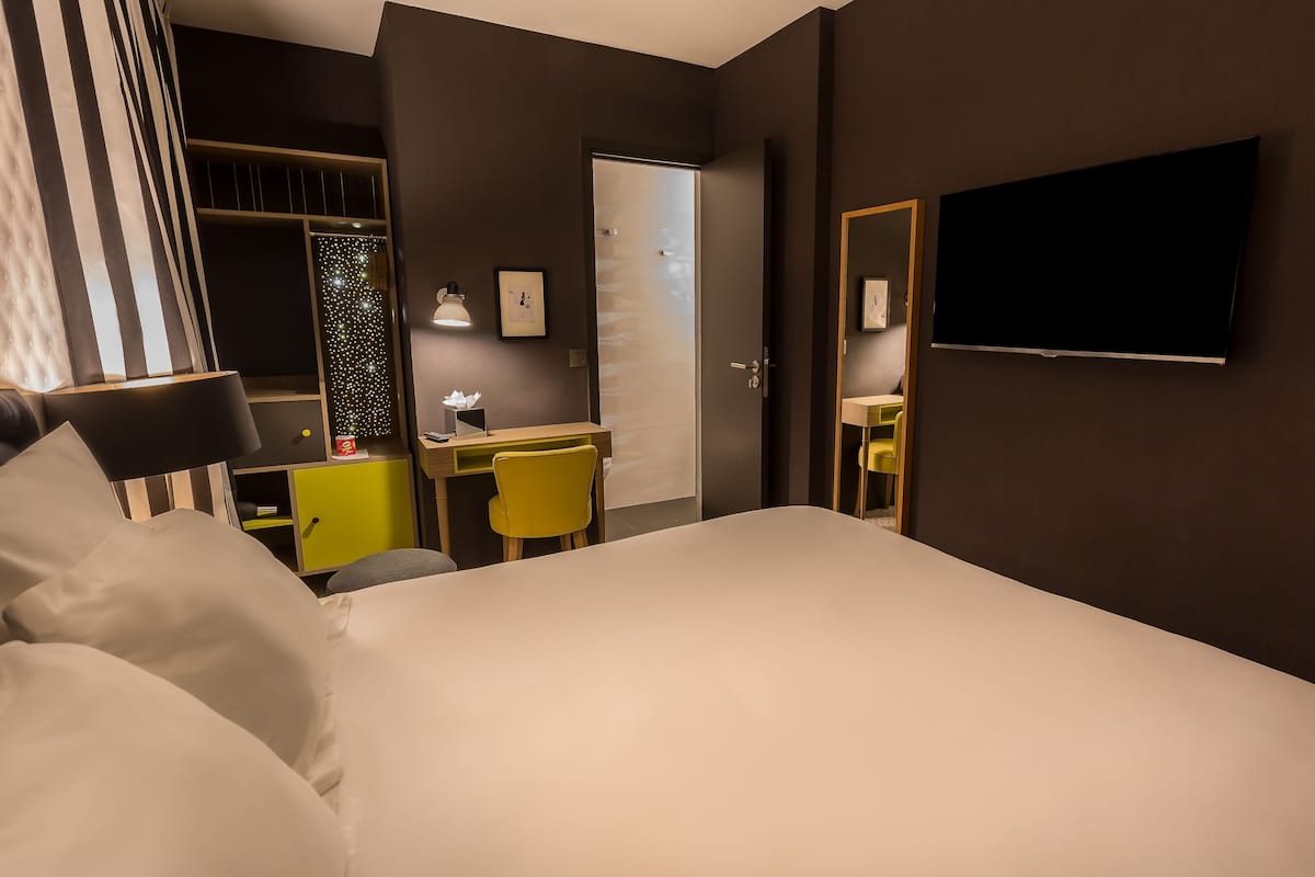 Premium bedding, minibar, in-room safe, desk