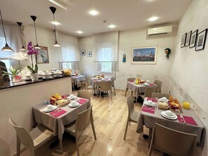 Dagelijks continentaal ontbijt (EUR 7 per persoon)