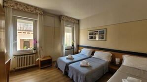 Tremannsrom | Italienske Frette-laken, senger med Select Comfort-madrass og skrivebord